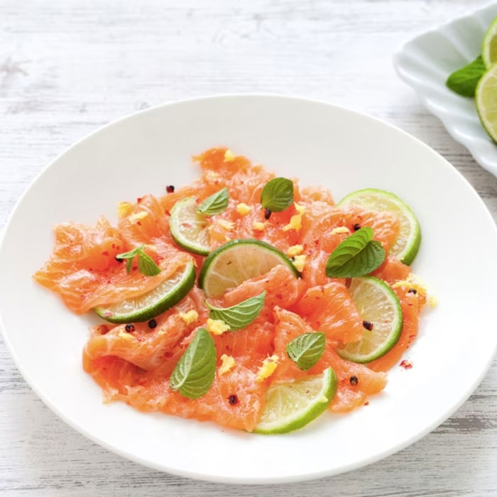 Carpaccio di salmone e capperini